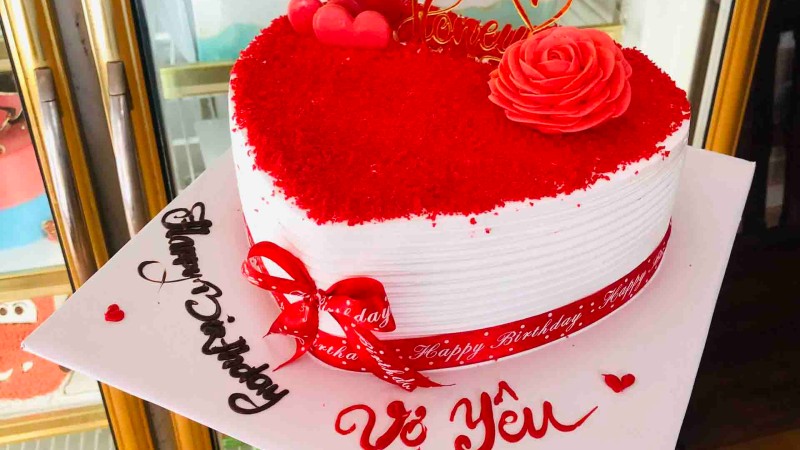 Mẫu bánh sinh nhật tặng vợ thiết kế hình trái tim lãng mạn