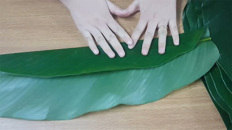 Cách gói bánh chưng bằng lá dong có tạo khuôn từ sống lá