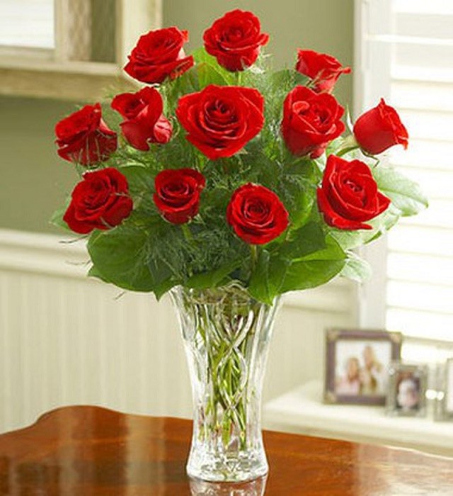 Bí quyết giúp bạn học cách cắm hoa hồng trong bình thủy tinh cao tại nhà