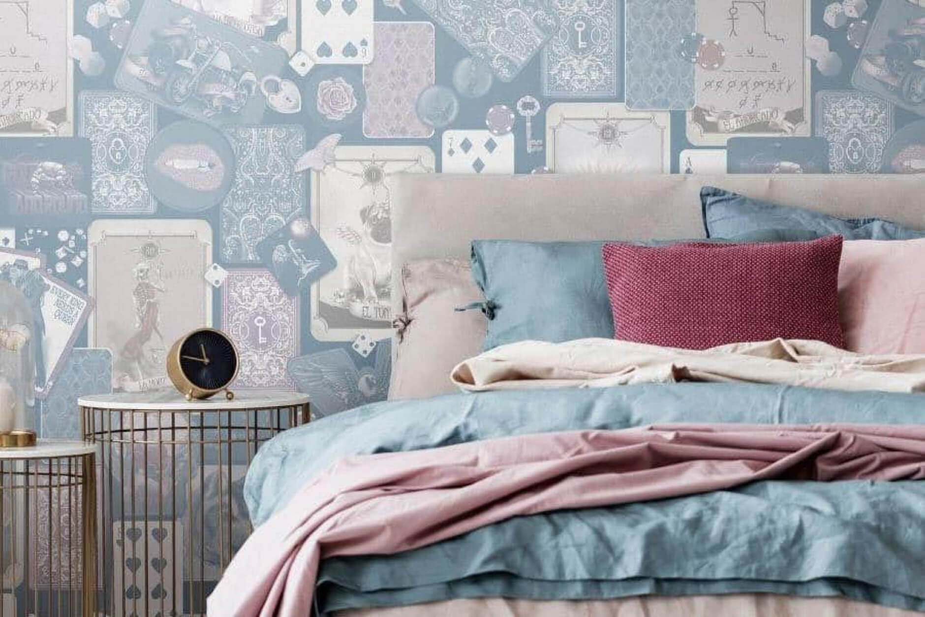 Dùng giấy dán tường để trang trí phòng ngủ đơn giản cho nữ