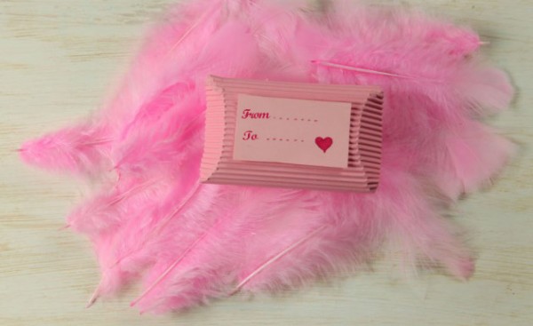 Hộp quà valentine pillow box – trông y như một chiếc gối bằng giấy ý nhỉ