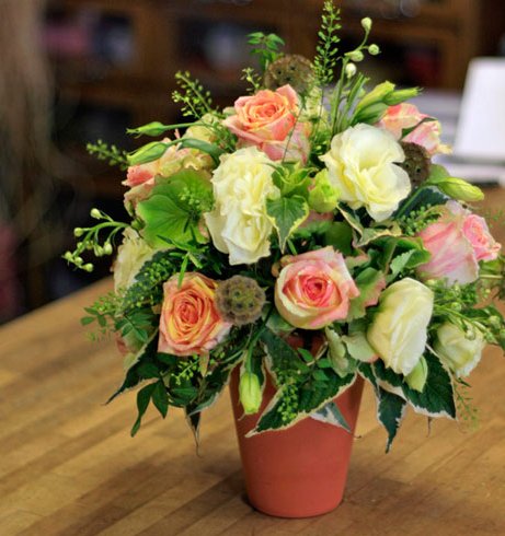 Lọ hoa hồng cắm bình đất nung cũng là một món quà nhỏ mà bạn có thể tự tay làm để tặng thầy cô của mình vào ngày 20/11.
