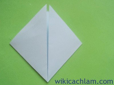 Bước 2: Gấp 2 cạnh của hình tam giác mới tạo ra thành hình thoi