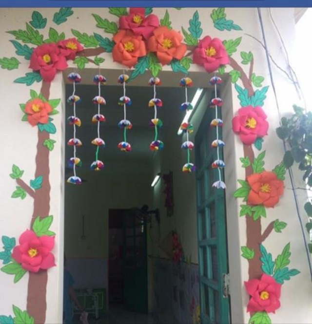 Ý tưởng cửa lớp với cây hoa và rèm treo vô cùng cuốn hút 