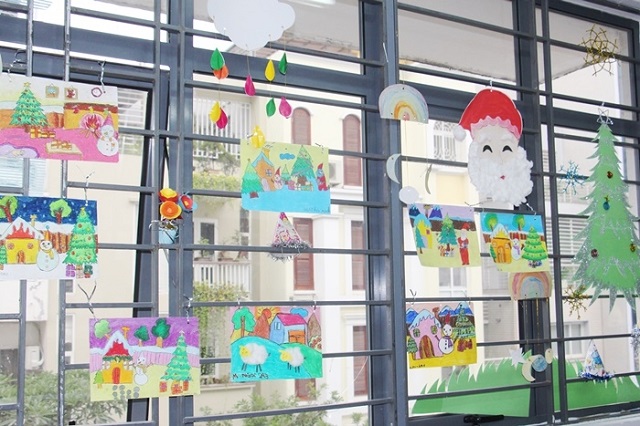 Trang trí cửa sổ bằng bài vẽ của các bé trong lớp 