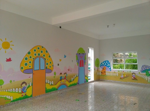 Trang trí tường lớp với những khung cảnh gần gũi với trẻ em 