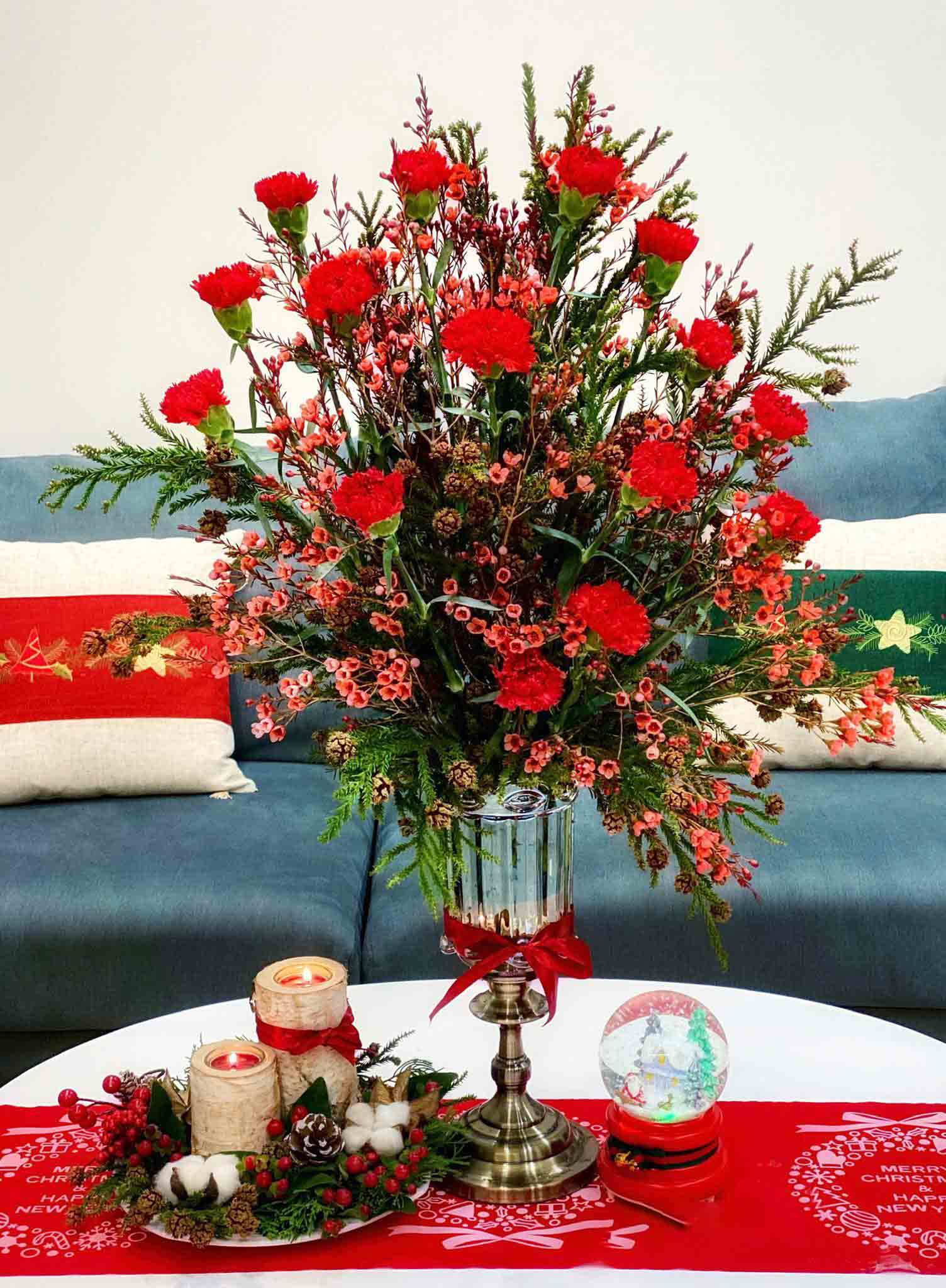 Bình hoa Giáng sinh được làm từ hoa cẩm chướng rực rỡ, đẹp mắt