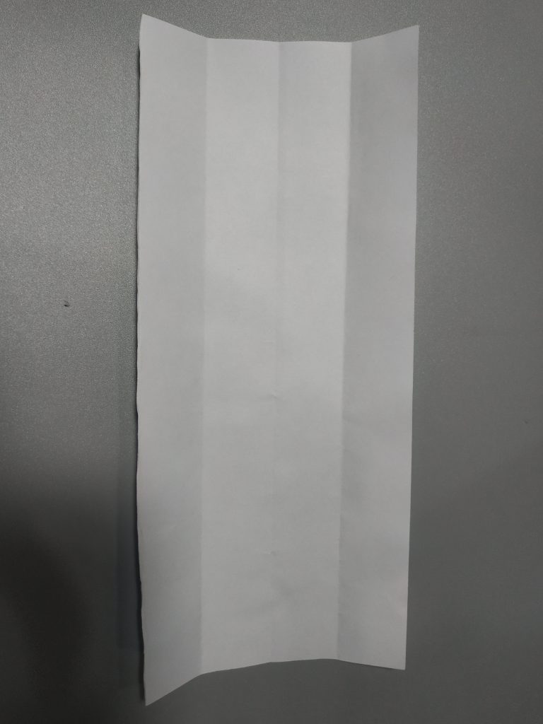 Chia tờ giấy thành 4 phần bằng nhau