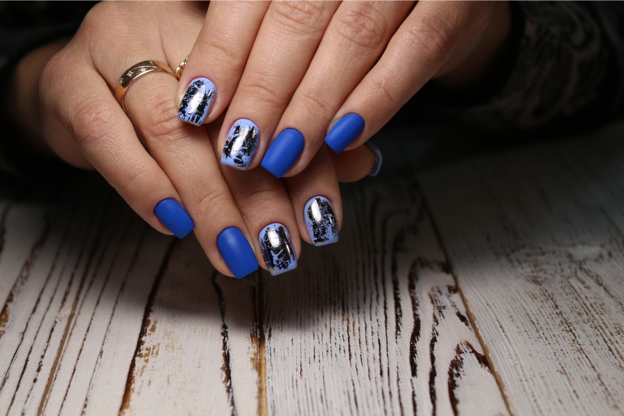 Trang trí bộ nail cùng hình vẽ và màu xanh biển tạo sự hài hòa
