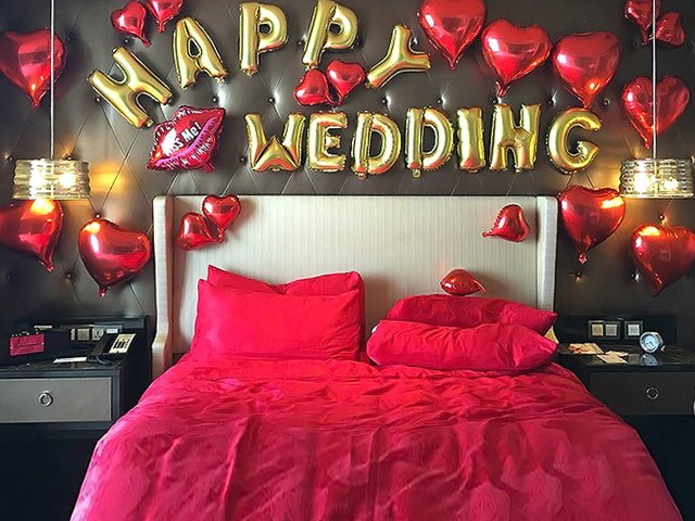trang trí giường cưới màu đỏ