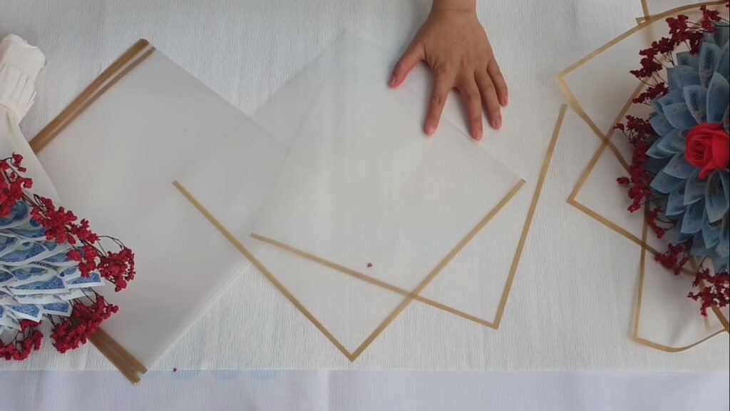 Lấy 2 tờ giấy vừa cắt xếp xéo lên nhau; khoảng cách giữa 2 đầu giấy là 15 cm