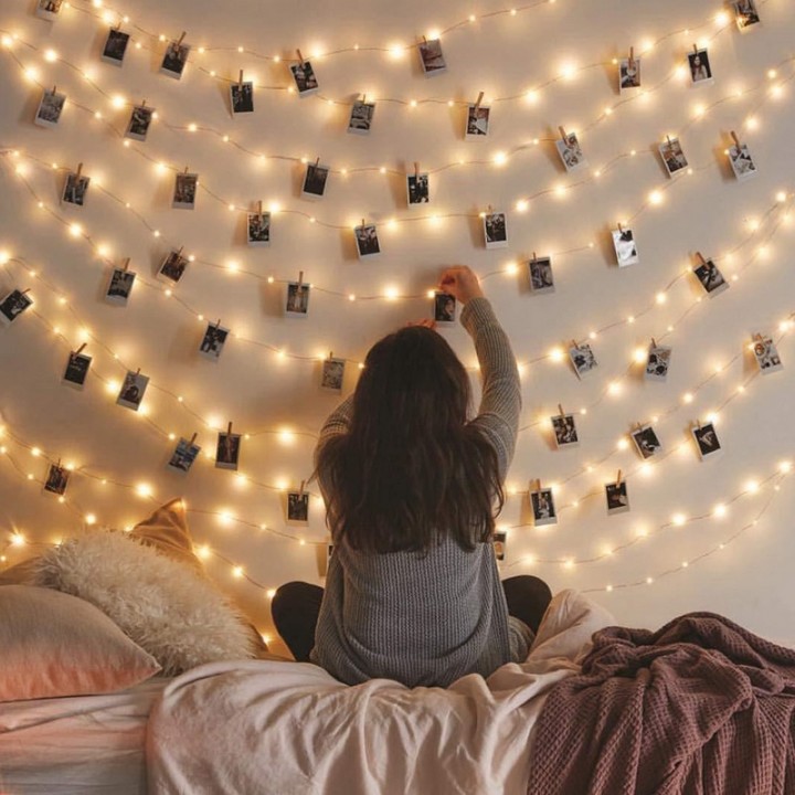 Cách trang trí phòng ngủ bằng đèn led dây treo lên tường phòng ngủ