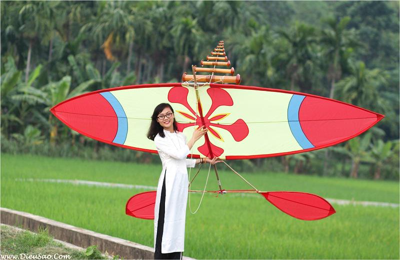 Làm diều cánh cung không chỉ là một trò chơi giải trí thú vị mà còn là nghệ thuật của người Việt. Hãy xem những hình ảnh về các chuyên gia làm diều cánh cung tài ba và cả những con diều đẹp mê hồn theo sau chúng.