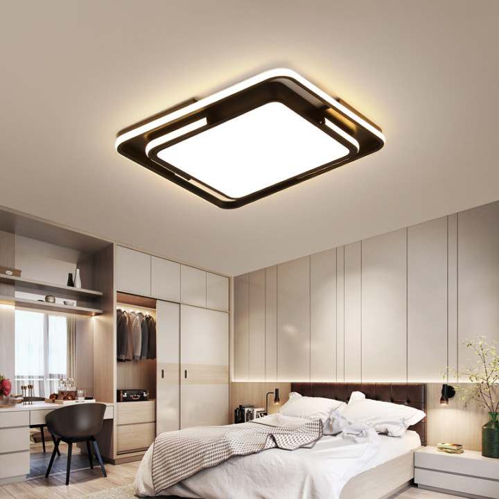 Phòng ngủ được thiết kế trần chìm với những đường viền bằng ánh sáng đèn vàng