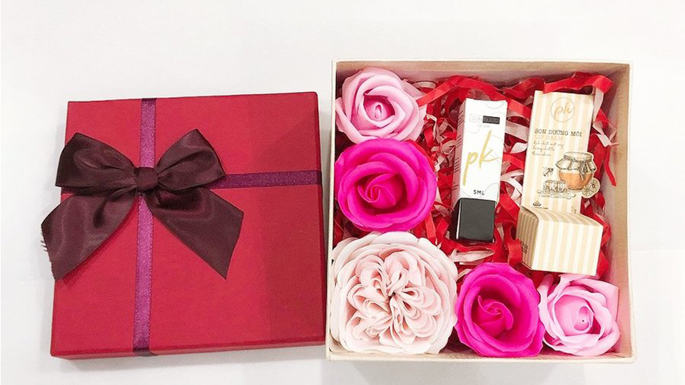 Set hộp quà mỹ phẩm kèm hoa hồng vô cùng độc đáo