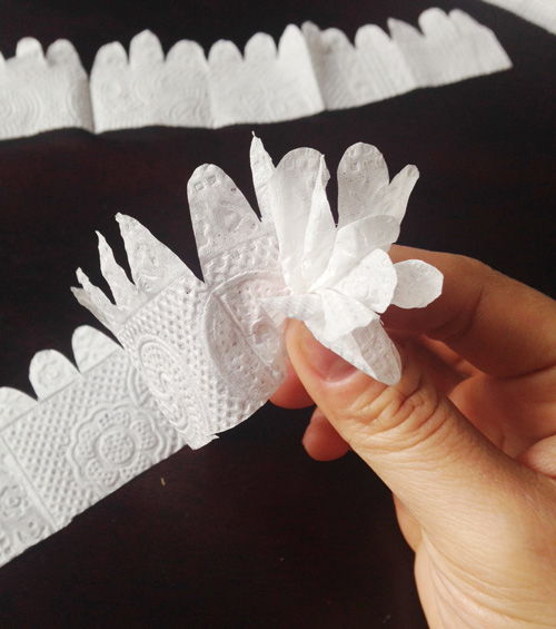 Cách làm hoa đào bằng giấy đơn giản để trang trí tết 6