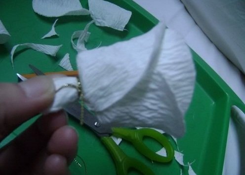 Cách làm hoa hồng bằng giấy vệ sinh đơn giản nhất-6