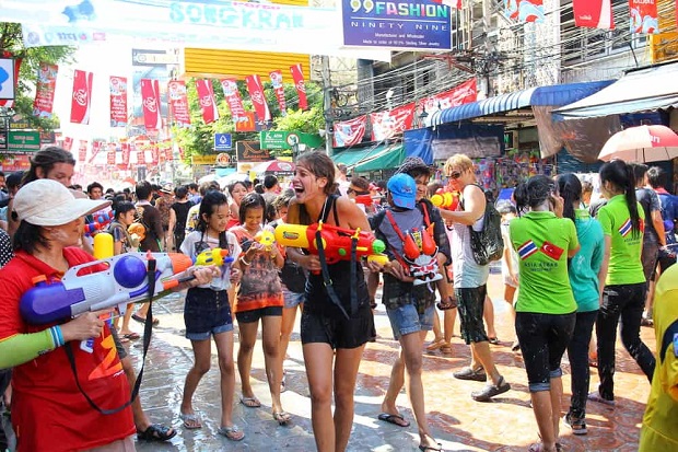 Lễ hội té nước Songkran Thái Lan - Người dân vui chơi lễ hội