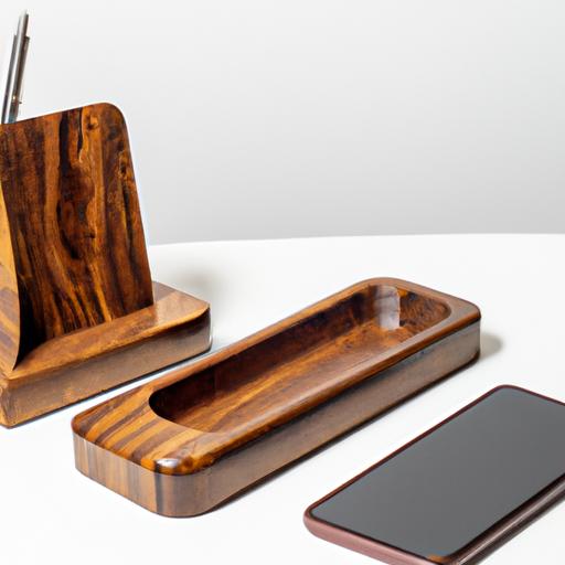 Bộ phụ kiện bàn handmade bằng gỗ gồm giá đựng bút, khay giấy và giá để điện thoại.