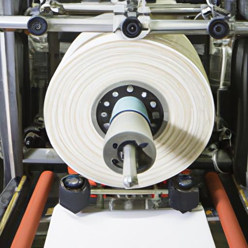 Một cuộn vải hoàn thiện được lấy từ máy dệt vải công nghiệp