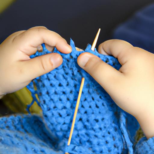 Gần cận tay đan áo len màu xanh cho bé trai