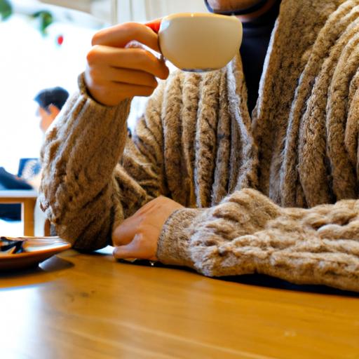 Nam giới mặc áo cardigan len uống cà phê ở quán café