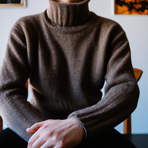 Nam giới mặc áo sweater kiểu turtleneck khi ngồi ở nhà