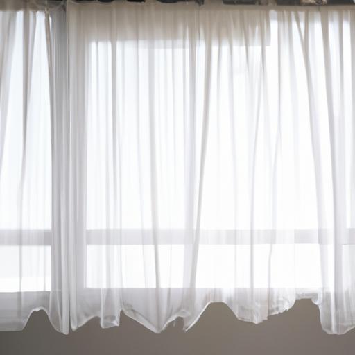 Phòng ngủ với rèm cửa vải may mỏng để tạo cảm giác mềm mại và thoáng mát.