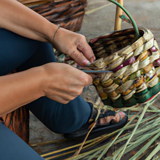 Một người phụ nữ đang tạo ra một chiếc rổ thủ công độc đáo với các vật liệu tự nhiên.