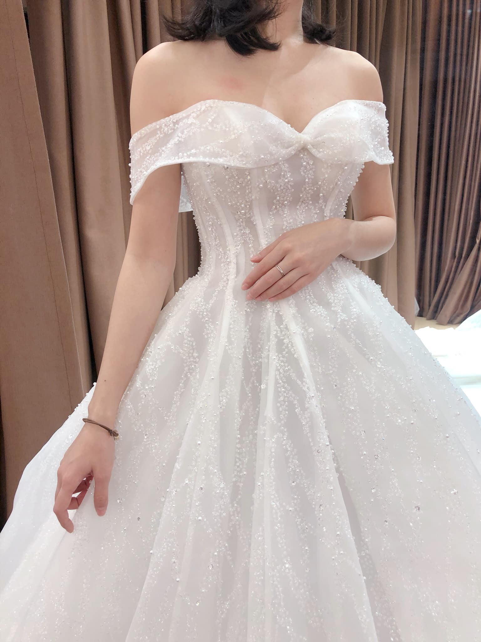 Mẫu váy cưới hở vai đính kim tuyến