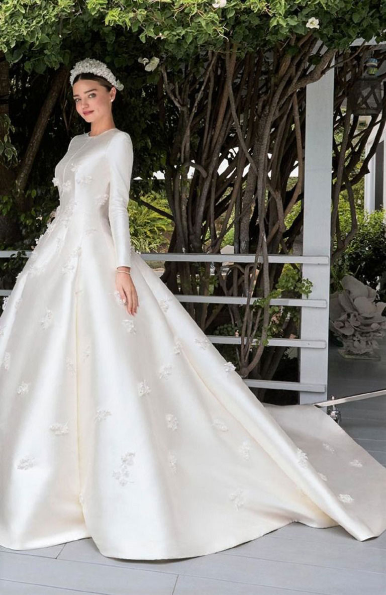 Thiết kế váy cưới lụa sang trọng