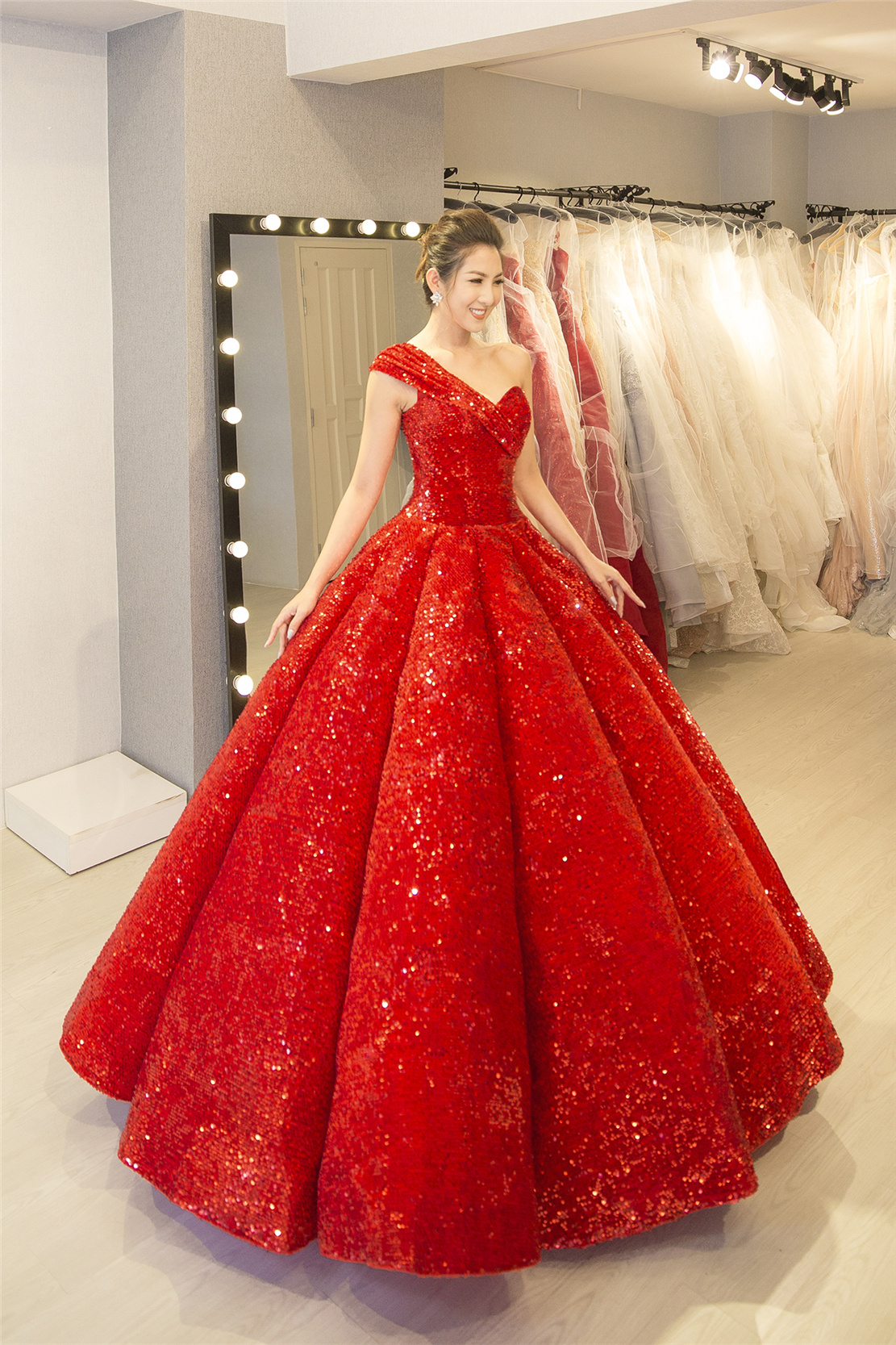 Thiết kế váy cưới màu đỏ nổi bật