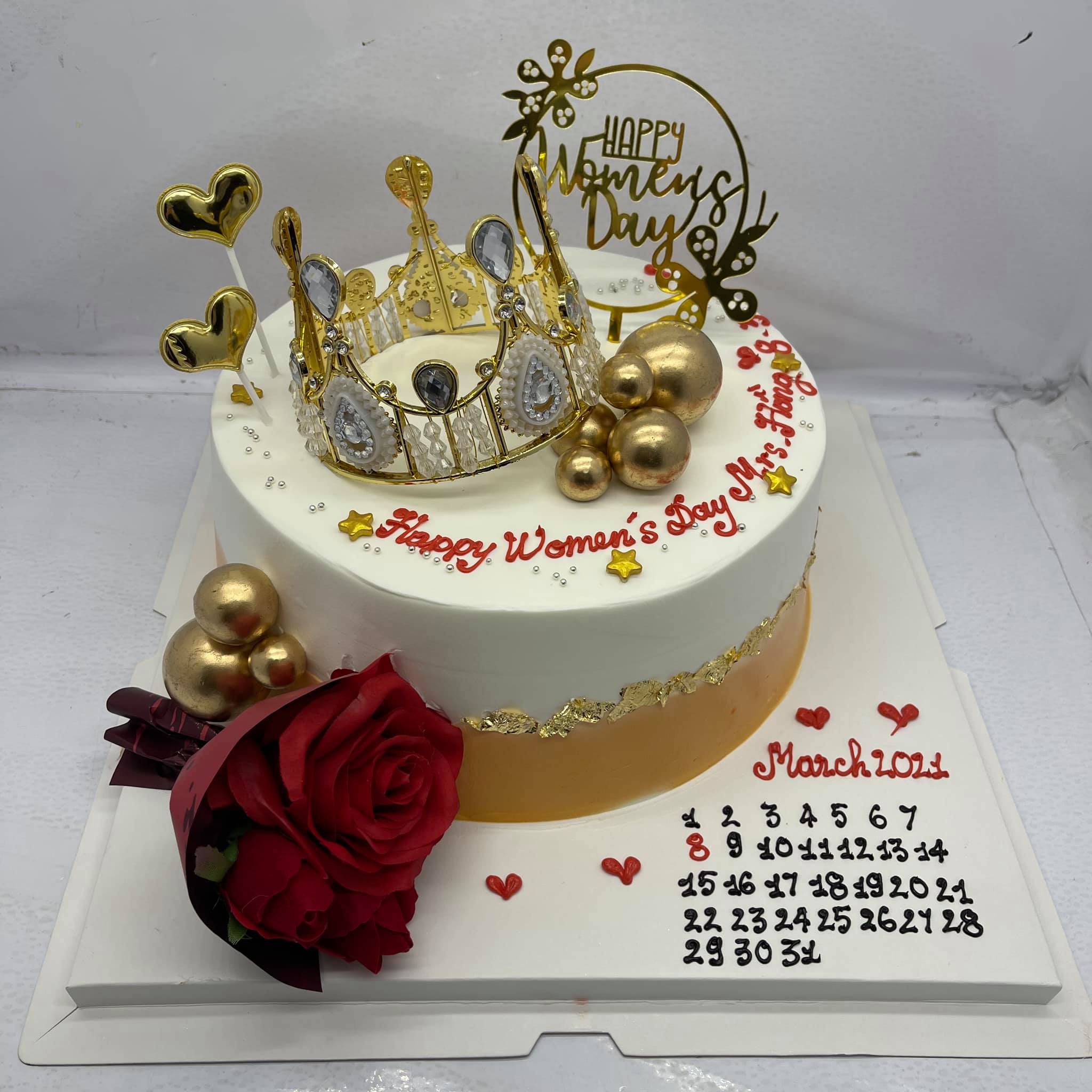 Chào đón sinh nhật của nàng công chúa với mẫu bánh sinh nhật vương miện độc đáo và thật xinh đẹp. Hãy xem hình ảnh liên quan để chọn lựa một chiếc bánh tuyệt vời nhất cho ngày sinh nhật của nàng.