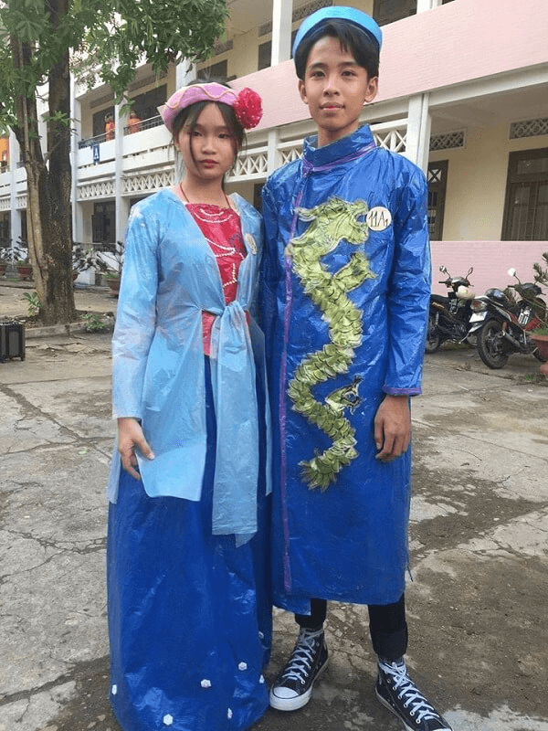 Áo dài và áo tứ thân truyền thống từ áo mưa cũ