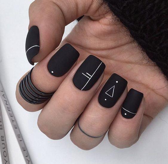 Với sự phát triển của ngành nail, mẫu móng tay đen trắng đẹp ngày càng được ưa chuộng. Chọn ngay những thiết kế kết hợp giữa 2 màu sắc này để tôn lên vẻ đẹp của đôi bàn tay của bạn.