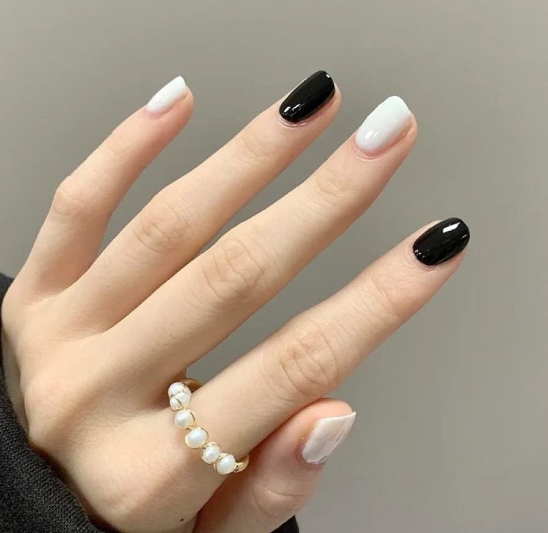 Mẫu nail trắng đen đơn giản: Đôi tay của bạn sẽ luôn thật sang trọng và thanh lịch với những mẫu nail trắng đen đơn giản nhưng không kém phần đẹp. Hãy thử ngay những kiểu nail đang 